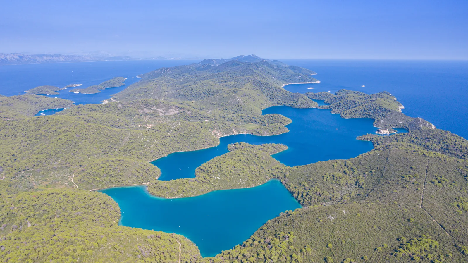 Luftaufnahme der beiden Salzseen im Nationalpark Mljet